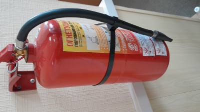 Крепление шланга огнетушителя